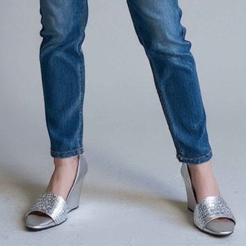 Michael Kors Womens Silver Metallic Peep Toe Wedge Sandals Heels Size 8.5M - Picture 1 of 7